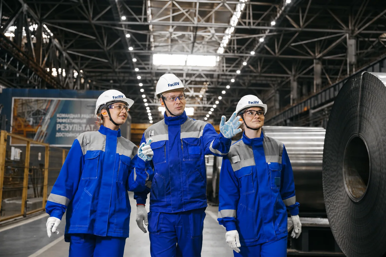 Equipe de segurança do trabalho em ambiente industrial